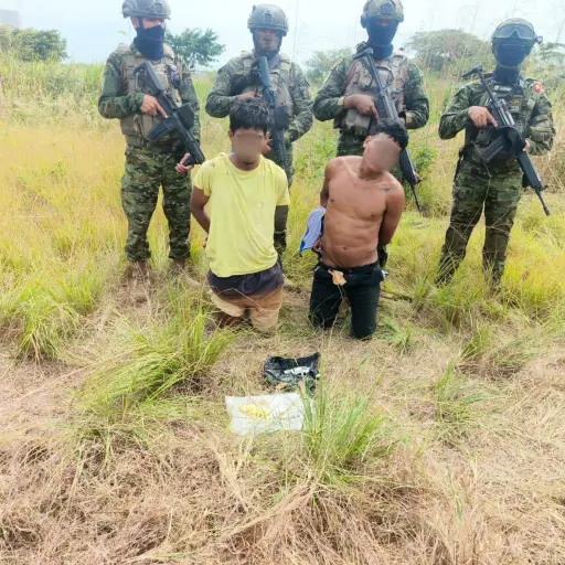 Capturan a dos hombres con armas y drogas en Pedernales