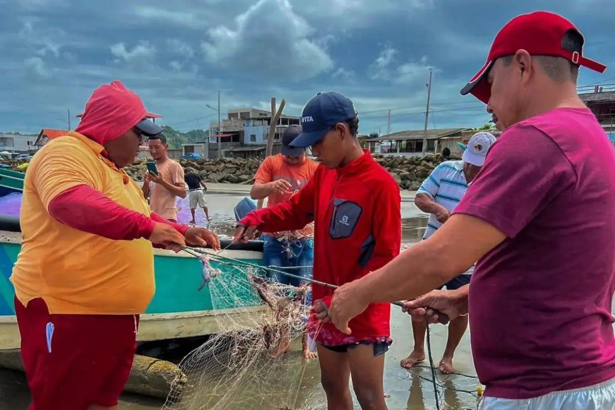 Pescadores de San Jacinto mostrando las afectaciones a sus trasmallos., El Diario