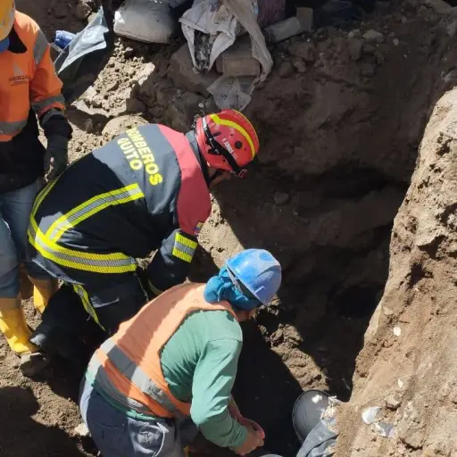 Cuatro personas fueron rescatadas tras colapso de muro en Quito