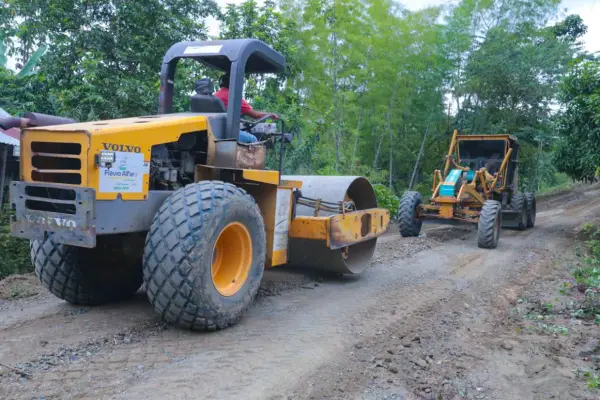 Entre los procesos de contratación de la Prefectura de Manabí, consta mantenimiento de algunas vías rurales. ,Cortesía: Prefectura de Manabí