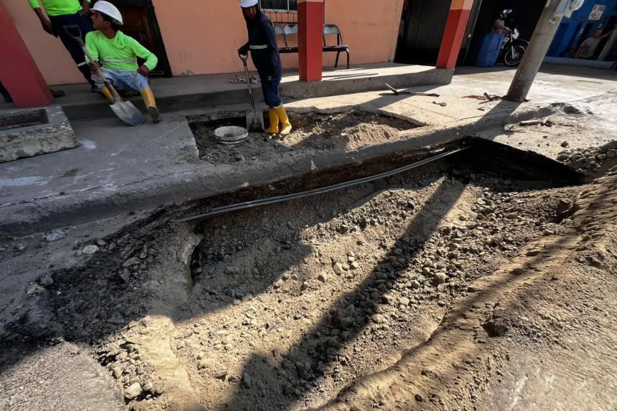 Personal de la EPAM remediando el socavón en la Av. 13 entre calles 11 y 12., El Diario
