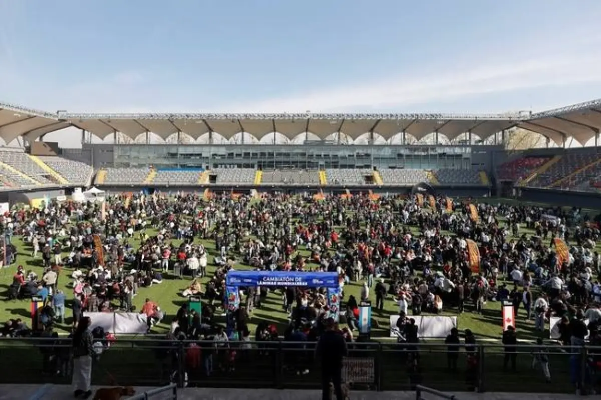 Miles de personas llegaron hasta el estadio para intercambiar las figuritas del Mundial., Foto: Agencias