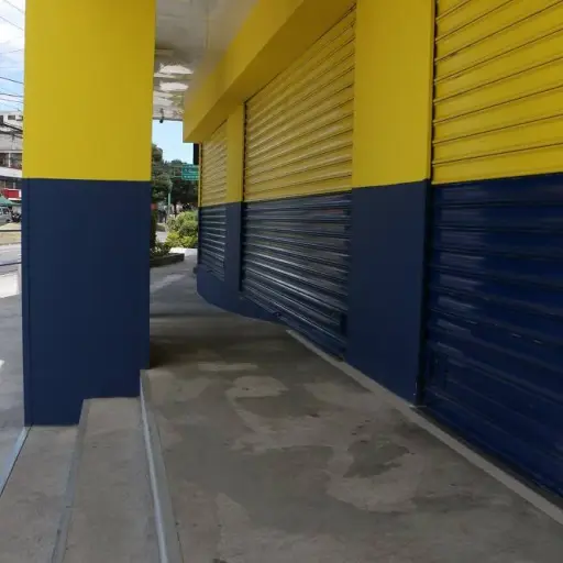 Policía pide información para ubicar a responsables de asalto en local comercial de Quito