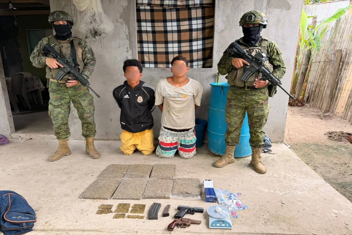 Los detenidos junto a las evidencias decomisadas quedaron bajo custodia policial., Cortesía