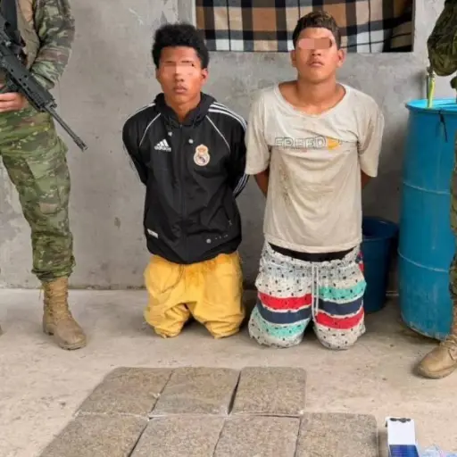 Dos presuntos microtraficantes, con armas de fuego en su poder, fueron detenidos por las Fuerzas Armadas