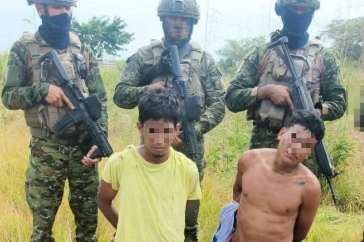 Elementos de las Fuerzas Armadas detuvieron a los dos presuntos delincuentes en el cantón Pedernales., Foto: Fuerzas Armadas