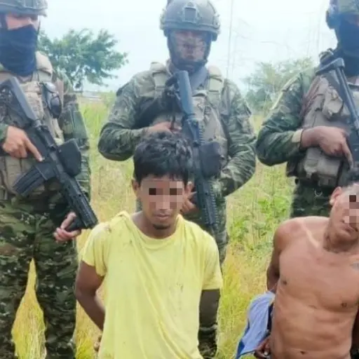 Armados y con droga en su poder se detuvo a dos presuntos delincuentes en Pedernales