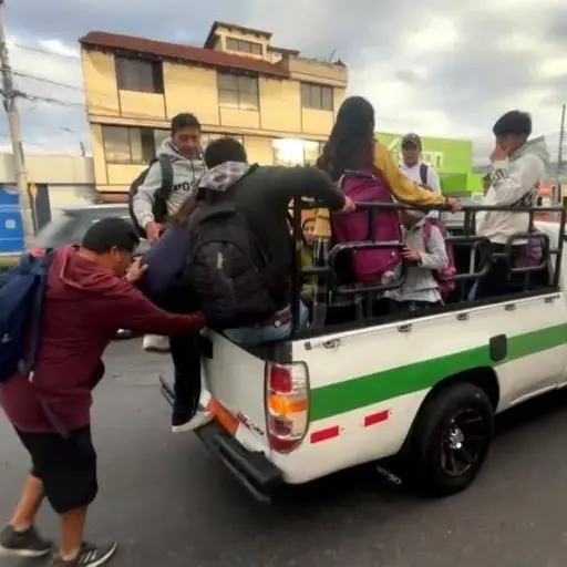 Ambato dispone clases virtuales por restricciones en el transporte público