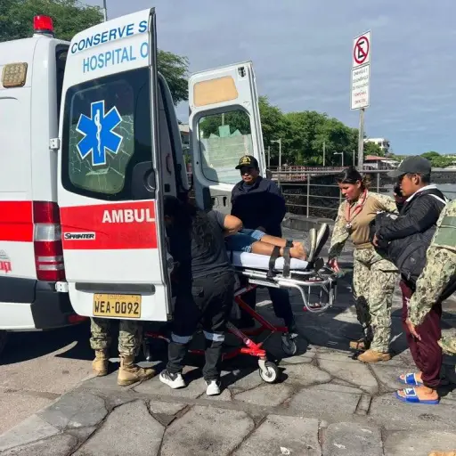 Rescatan en altamar a pescador con urgencia cardíaca en Galápagos