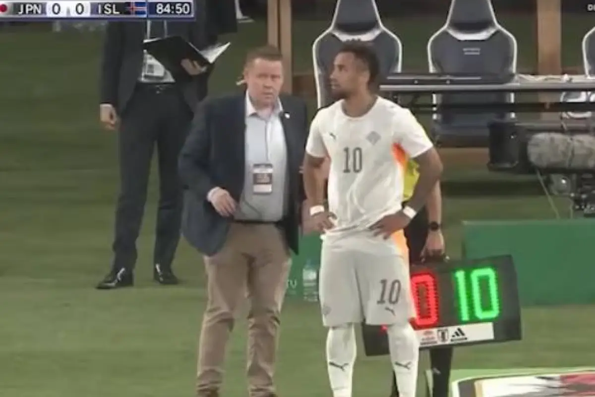 Ísak Thorvaldsson debió esperar un minuto para poder ingresar al campo de juego por el retraso de su compañero al salir del terreno de juego., Foto: Agencias