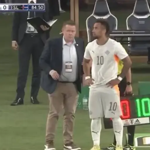 Jugador de Islandia tardó más de diez segundos en salir de la cancha durante un cambio y fue penalizado