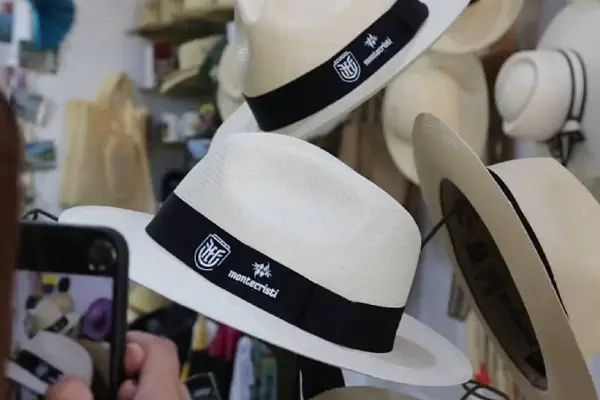 Los sombreros para los jugadores de la Tri tendrán un cintillo de color negro con varios logotipos. ,Foto: Municipio de Montecristi