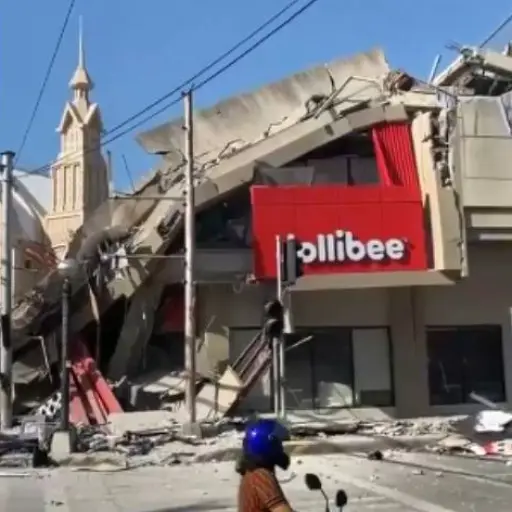 Terremoto de 7,8 grados deja al menos 15 muertos y 100 heridos en Filipinas 