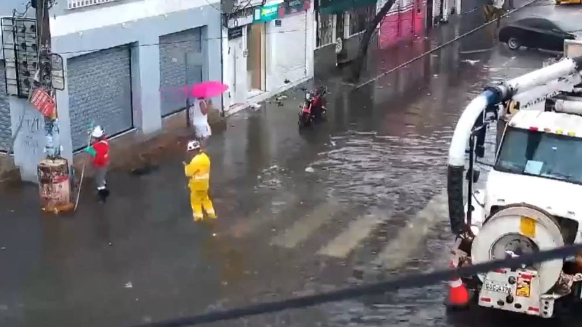 Guayaquil mantiene reportes de anegaciones tras las intensas