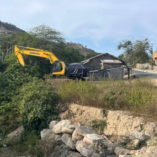 Manta: La retroexcavadora que nunca se fue y se volvió parte del paisaje de Pacoche