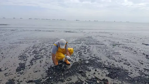 Pruebas de contaminación en agua y arena tras incendio en rada de Manta: resultados en una semana