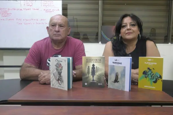 Representantes de la organización muestran las cuatro obras literarias que serán compartidas durante esta jornada cultural en Portoviejo y otros cantones.