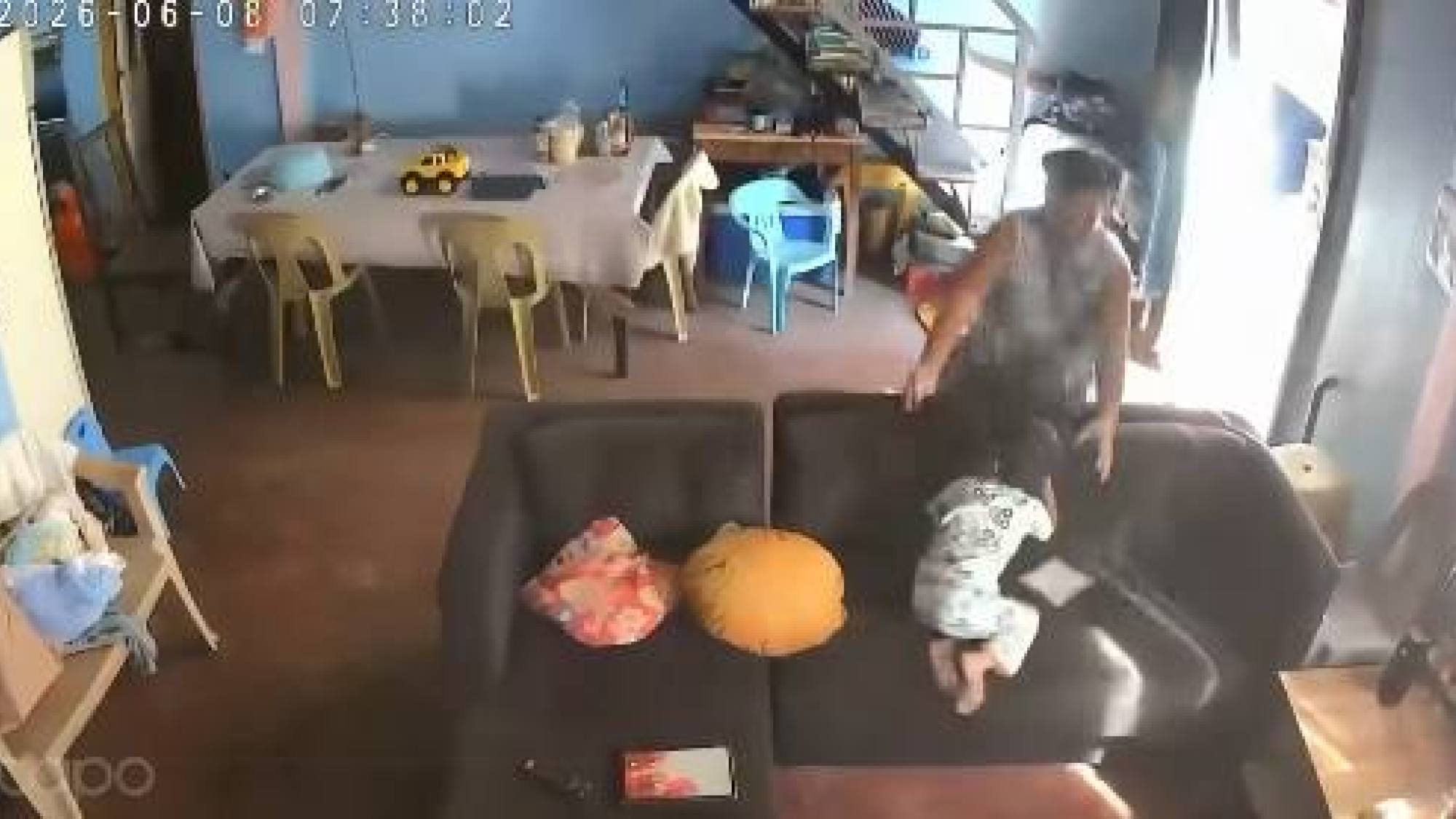 Cámara registra cómo una mujer resguarda a su nieto durante 