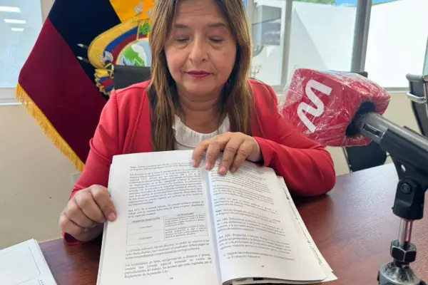 Kemy Loor, presidenta de la UNE Manabí, durante la rueda de prensa sobre el rechazo al acuerdo ministerial 00045-A.