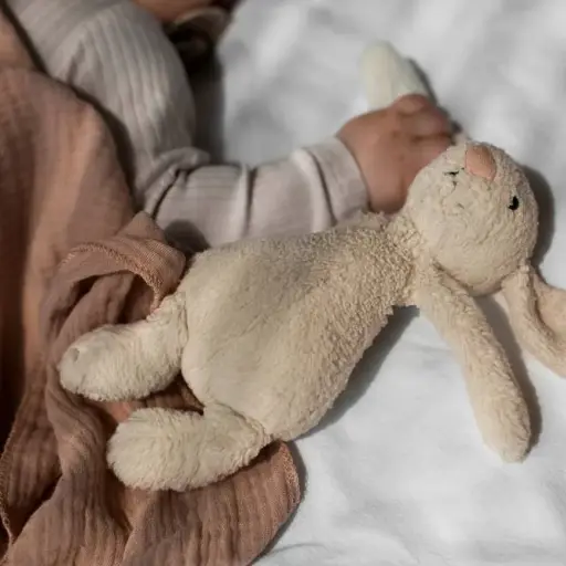 Objetos de apego en la infancia: qué son, cómo influyen en el desarrollo y cuándo se recomienda dejarlos