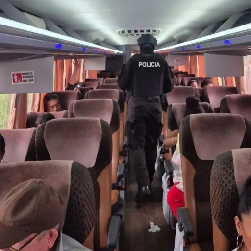 Viajaban como pasajeros y terminaron asaltando a todo un bus en la vía Quevedo