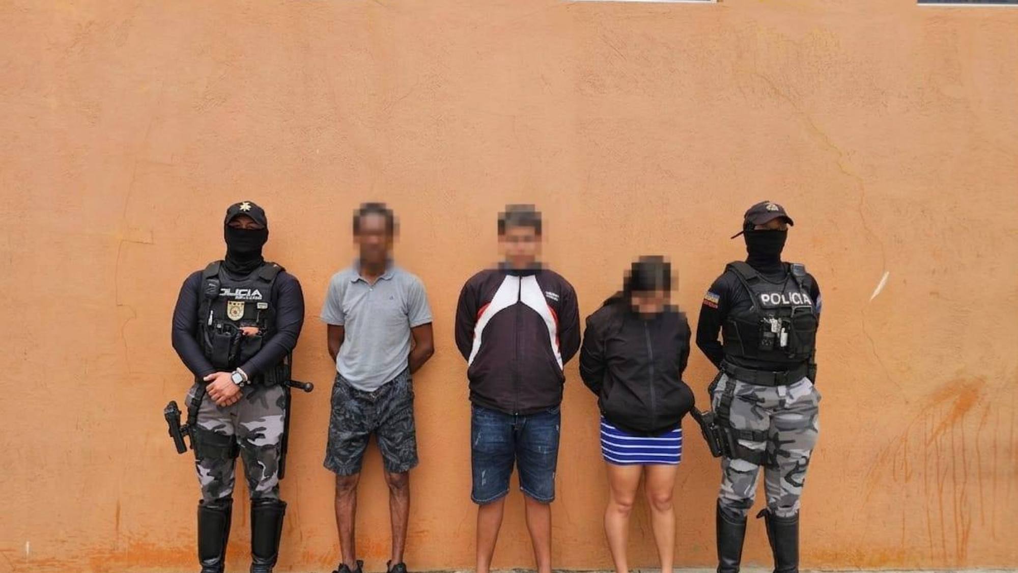 A tres detenidos les hallaron municiones en un carro mientra