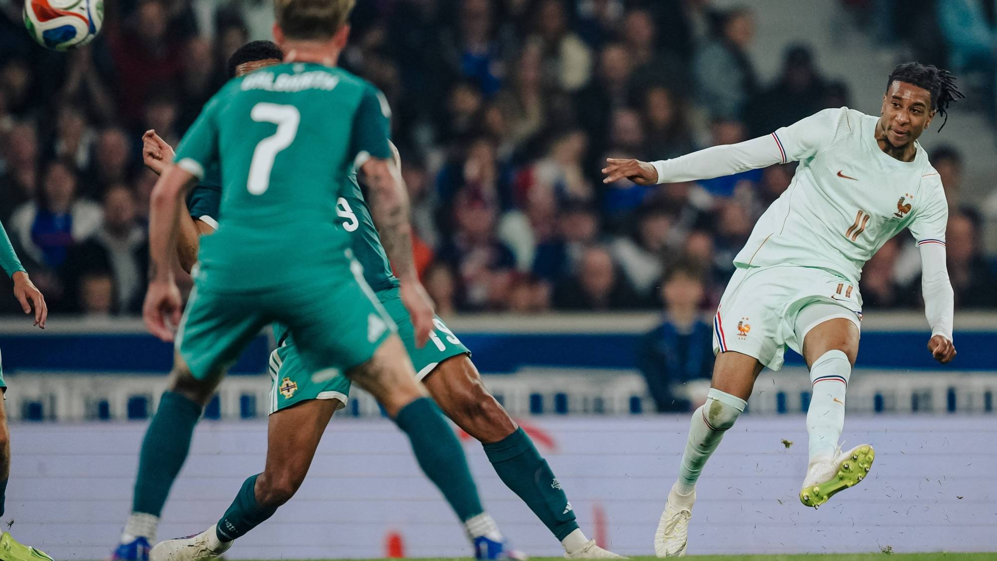 Francia derrota 3-1 a Irlanda del Norte con exhibición de Ol