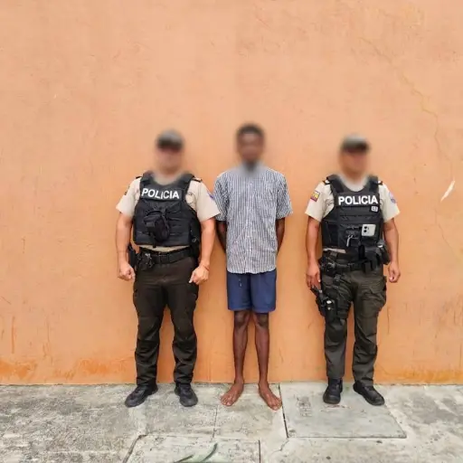 Persecución policial termina con un hombre detenido y el decomiso de un arma en Manta
