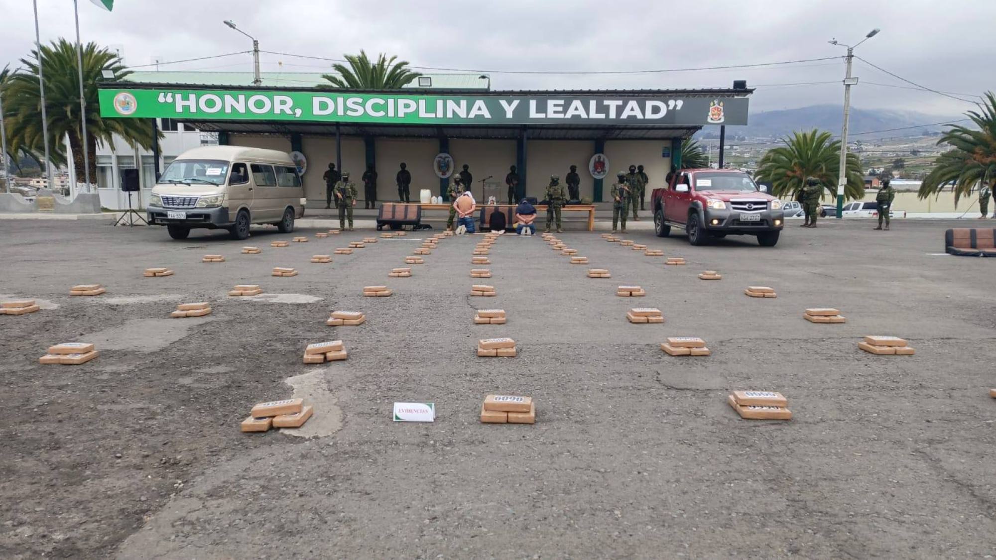 Ejército decomisa cerca de 200 kilos de cocaína y detiene a 