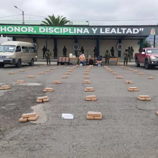 Ejército decomisa cerca de 200 kilos de cocaína y detiene a tres presuntos integrantes de Los Choneros en Baños