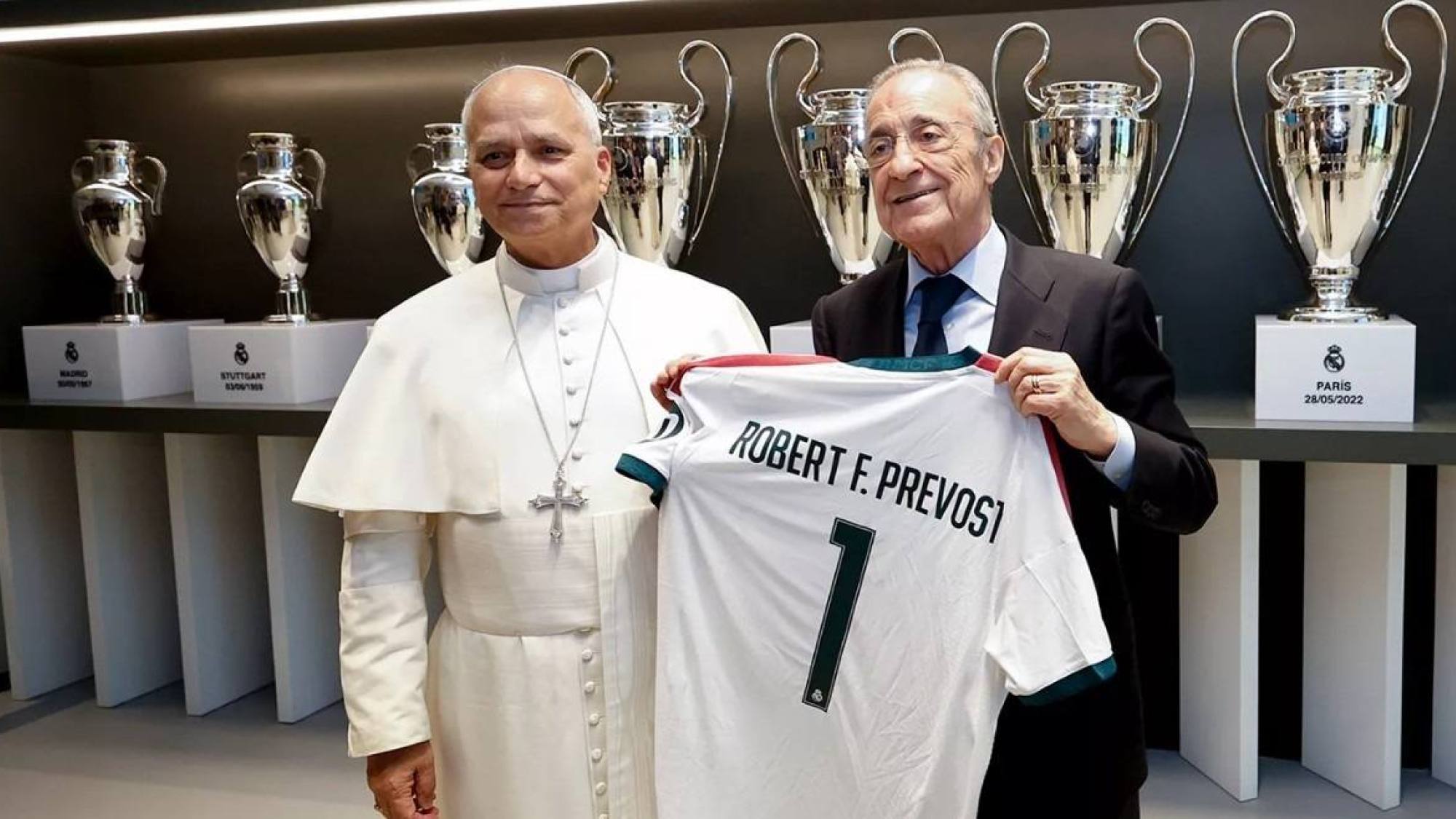 Florentino Pérez entrega al papa León XIV una camiseta del R