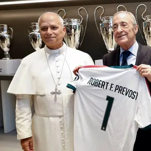 Florentino Pérez entrega al papa León XIV una camiseta del Real Madrid con su nombre y el dorsal número 1