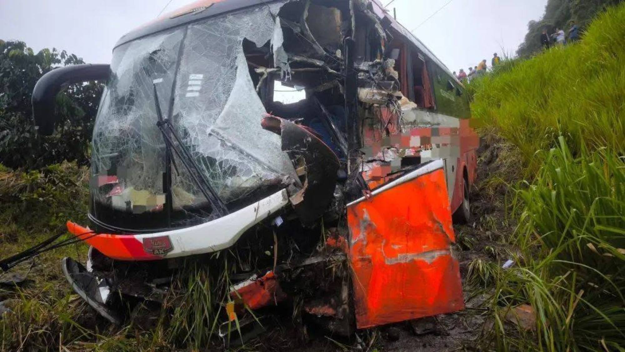 Un fallecido y cinco heridos tras choque de buses en la vía 