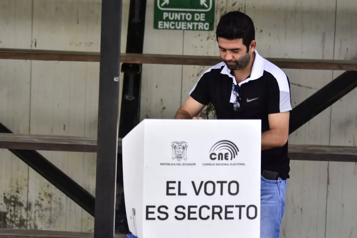 Imagen de archivo que muestra a un ciudadano ejerciendo su derecho al voto, El Diario