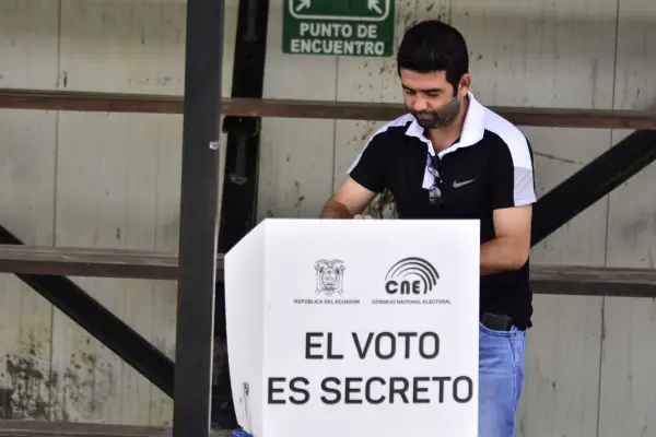 Imagen de archivo que muestra a un ciudadano ejerciendo su derecho al voto ,El Diario