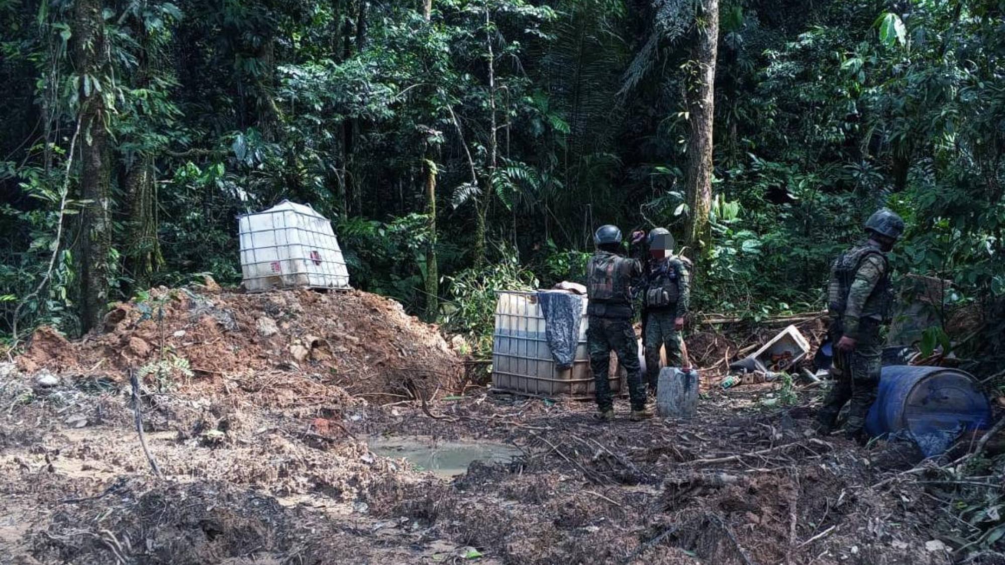 Decomisan maquinaria, combustible usados en minería ilegal e