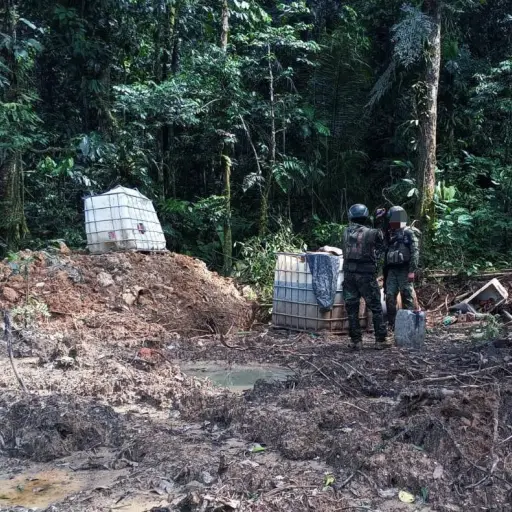Decomisan maquinaria, combustible usados en minería ilegal en Orellana