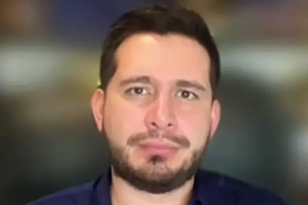 André Santos plantea sanciones contra la narcocultura y el reclutamiento de menores.