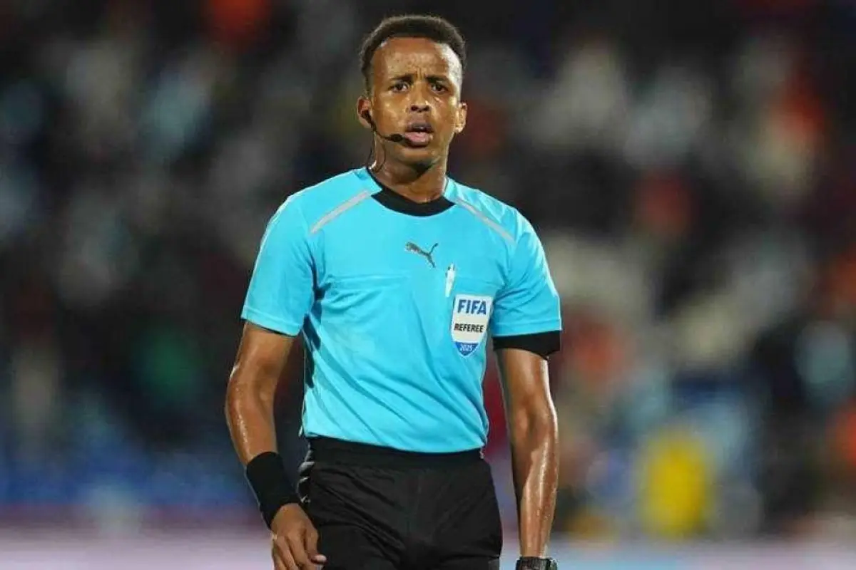 Omar Artan fue nombrado mejor árbitro del año por la Confederación Africana de Fútbol en 2025.