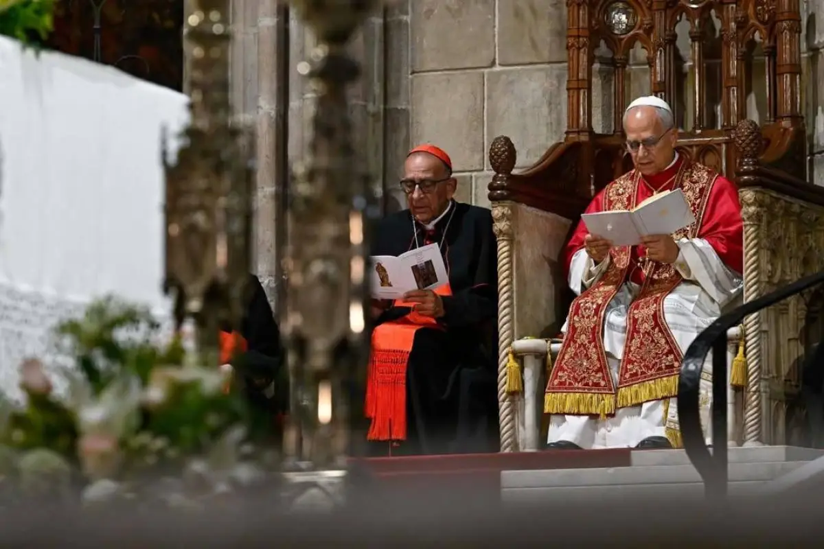 El papa León en la oración de la Hora Media en la Catedral de la Santa Cruz y Santa Eulalia.