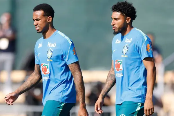 Matheus Cunha (i) junto a Éderson (d), reciente convocado por Brasil ante la lesión de Wesley. ,IG. CBF/Rafael Ribeiro e Nelson Termé.