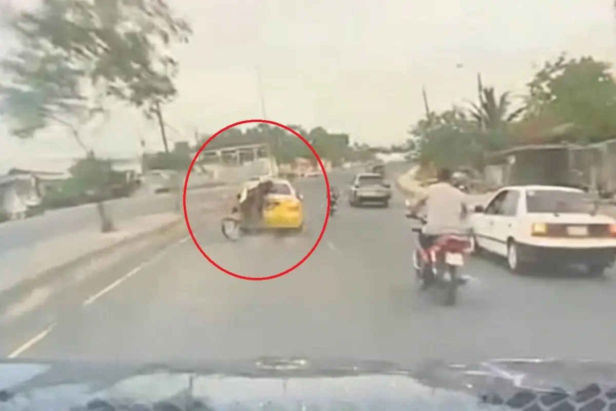 El motociclista se estrelló contra la parte posterior de un taxi., Captura de video