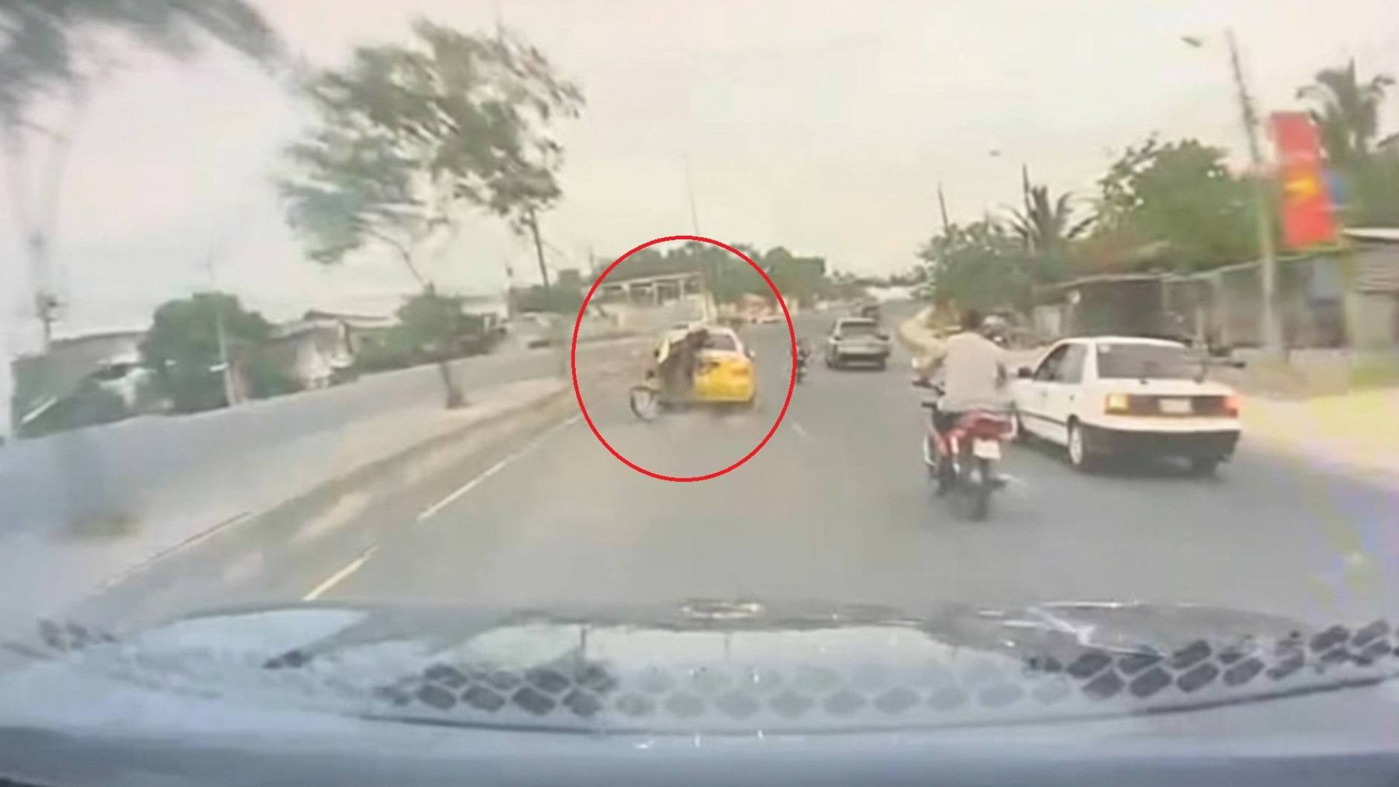 Motociclista sufre grave accidente al colisionar con un taxi