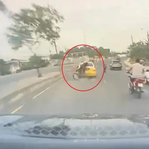 Motociclista sufre grave accidente al colisionar con un taxi en la vía Portoviejo-Crucita
