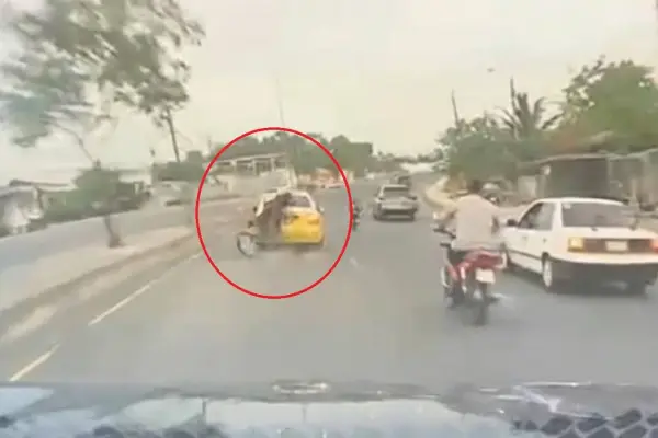 El motociclista se estrelló contra la parte posterior de un taxi. ,Captura de video