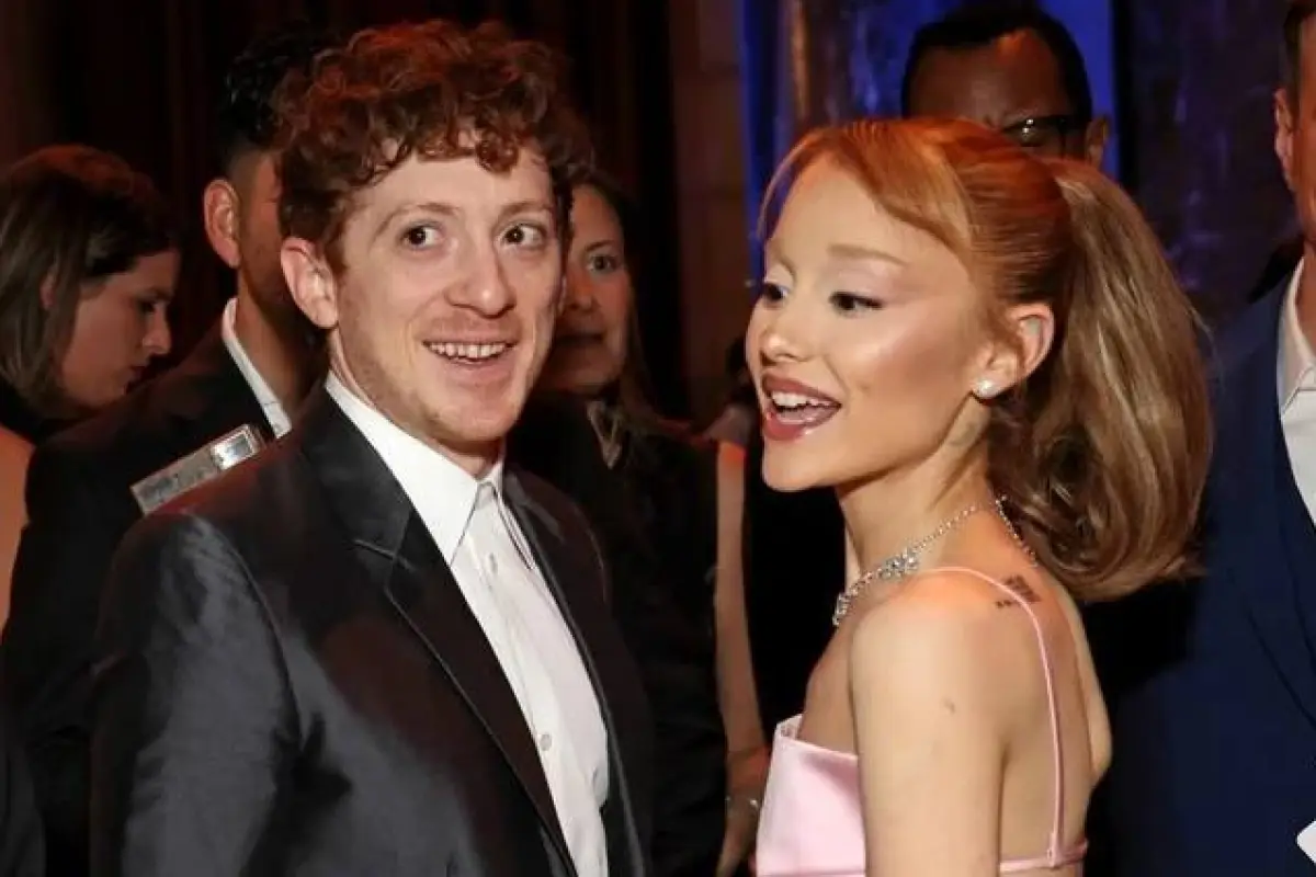 Ariana Grande y Ethan Slater iniciaron su relación tras coincidir en el rodaje de Wicked., Redes sociales
