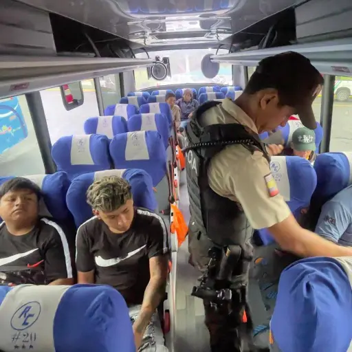 Subieron como pasajeros y minutos después sembraron el terror en un bus de Santo Domingo