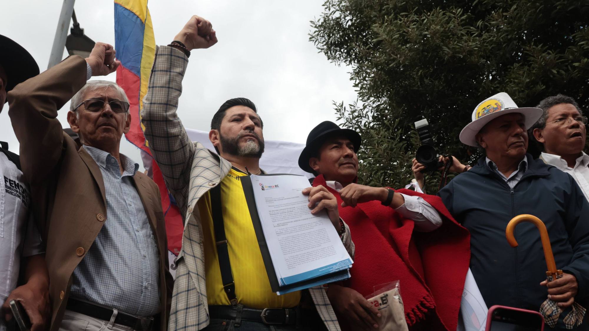 Colectivos presentan solicitud de revocatoria de mandato con