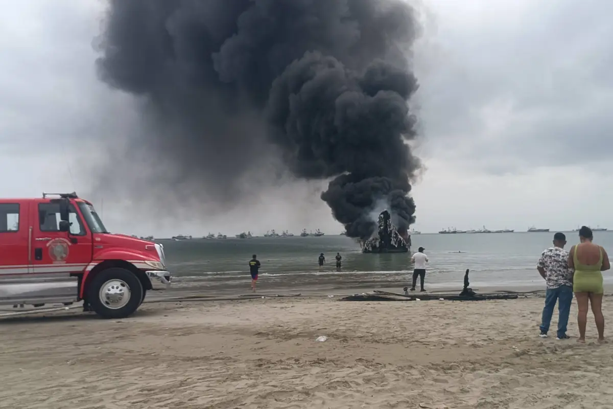Una unidad contra incendio del Cuerpo de Bomberos durante la emergencia en la rada del puerto., El Diario