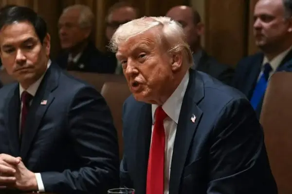 Donald Trump analiza el informe del helicóptero derribado en Ormuz
